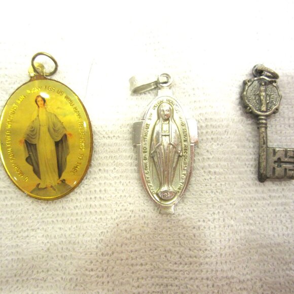 VTG RELIGIOUS PENDANTS & BROOCH OF MARY, $EACH - Picture 2 of 6
